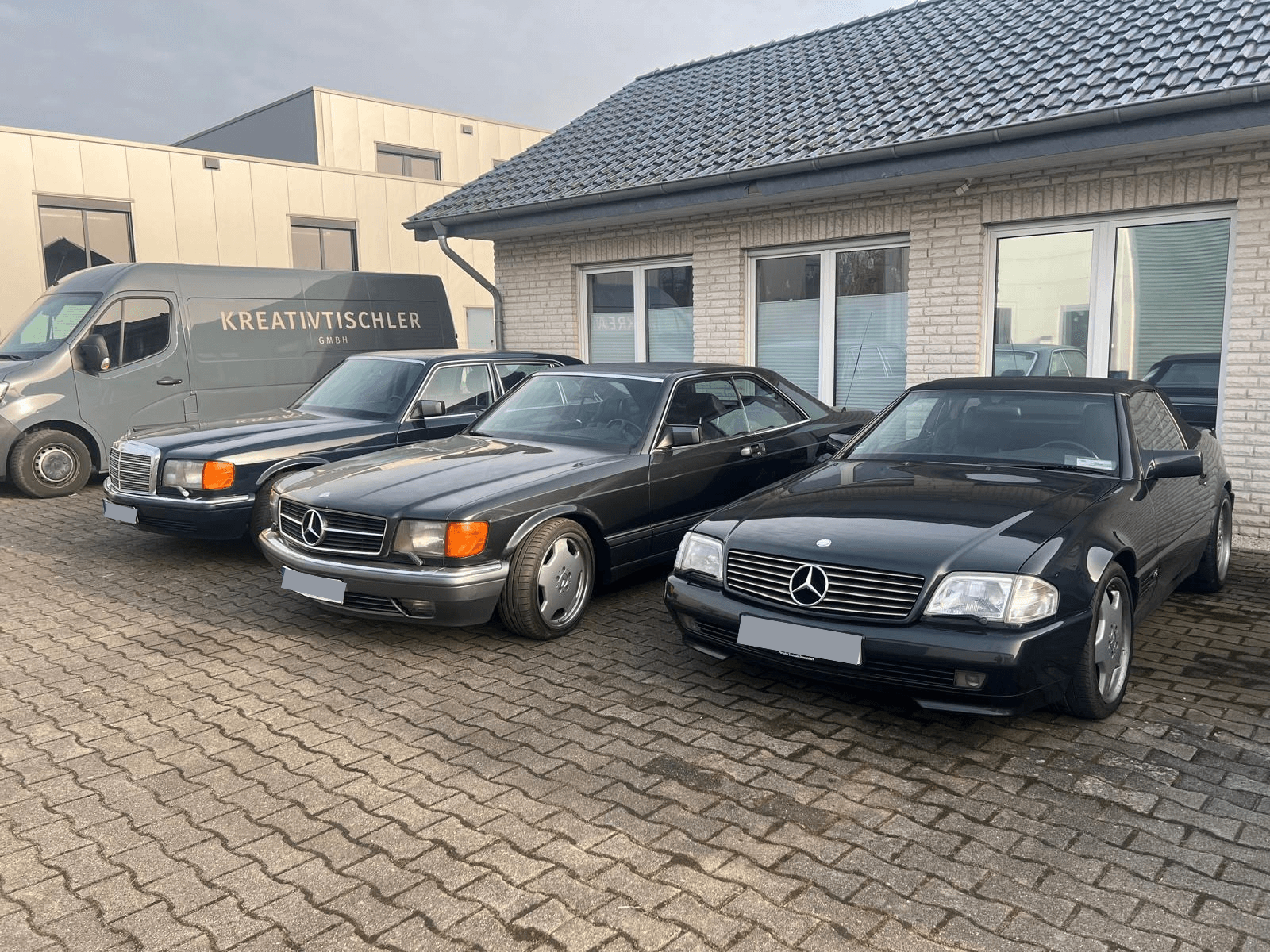 Klassische Mercedes-Fahrzeuge vor der Werkstatt Westermann & Wieching in Altenberge